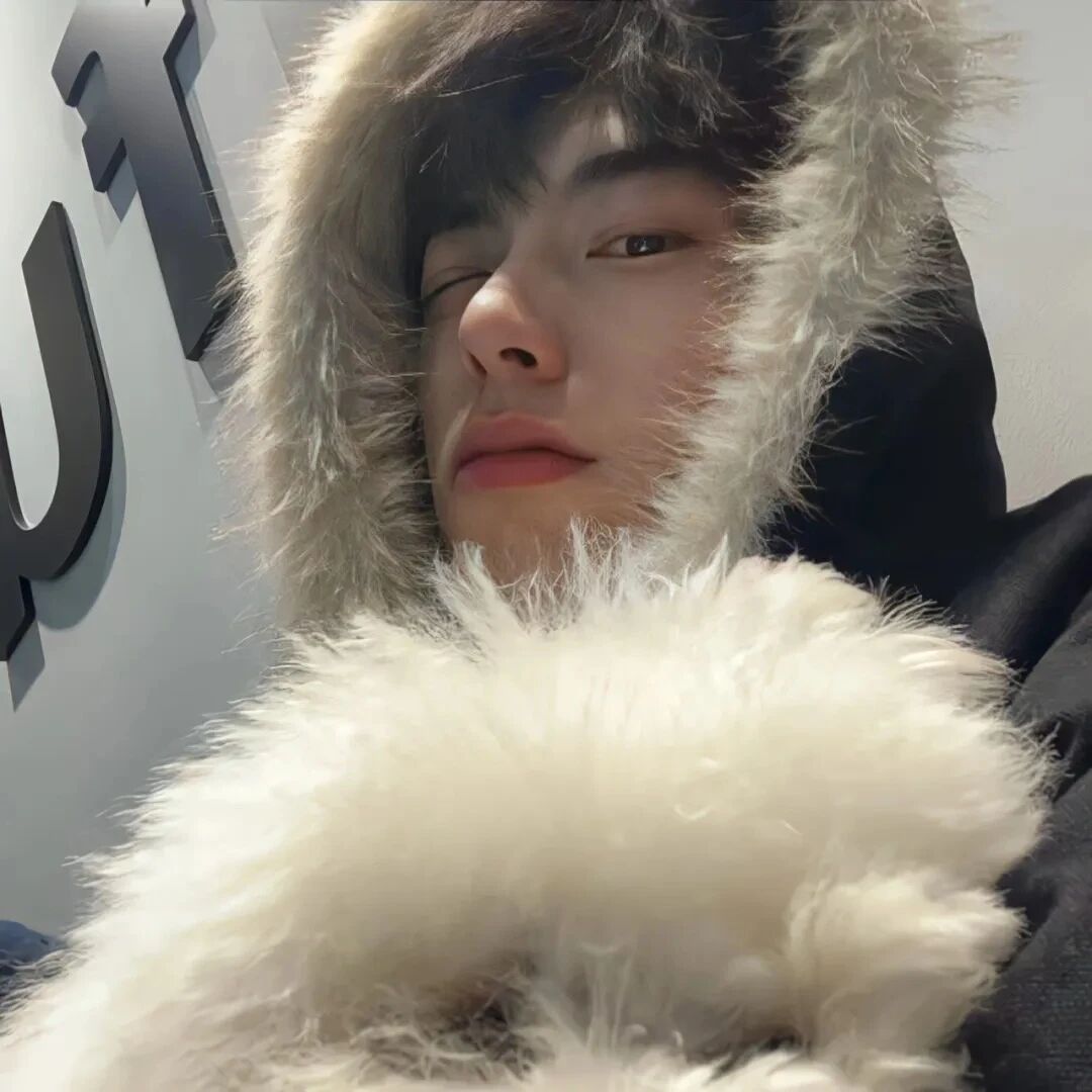 抱着狗狗冬天小众男生头像