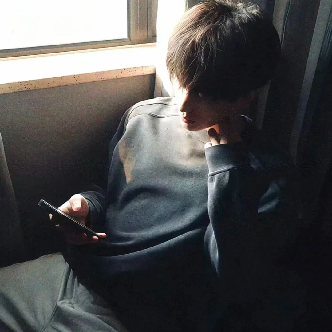 光感小众男生头像