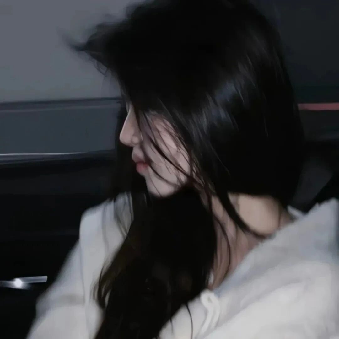 车内伤感侧脸女生头像
