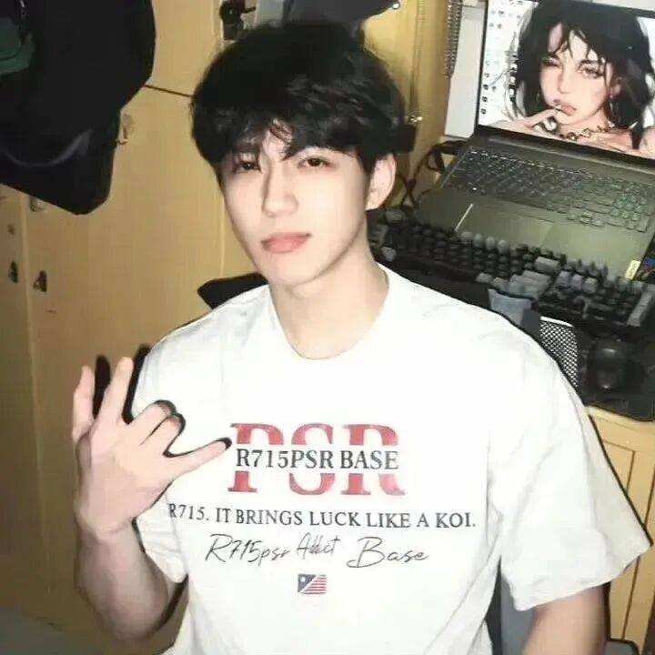 剪刀手个性男生头像