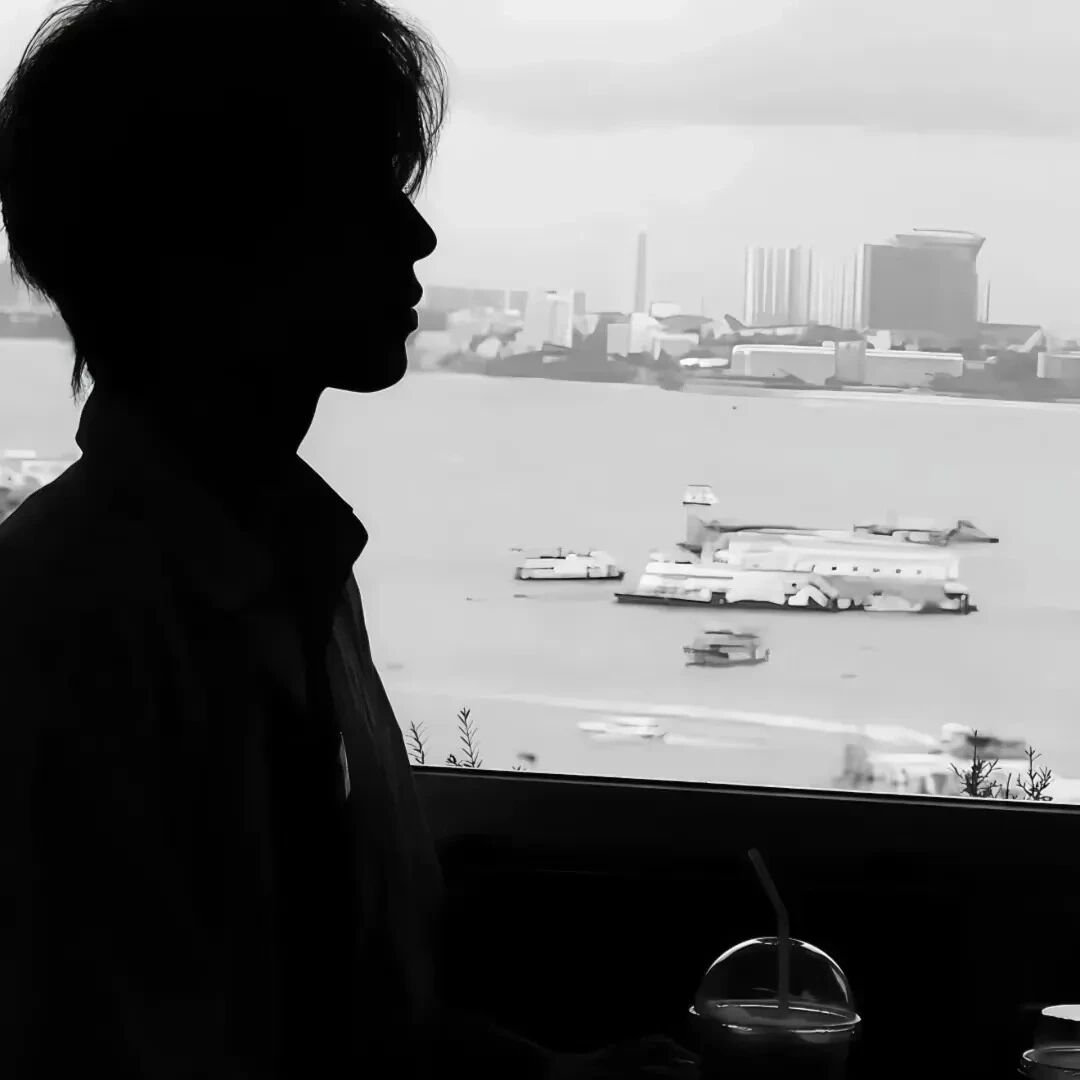 权威海边黑白侧脸男生头像