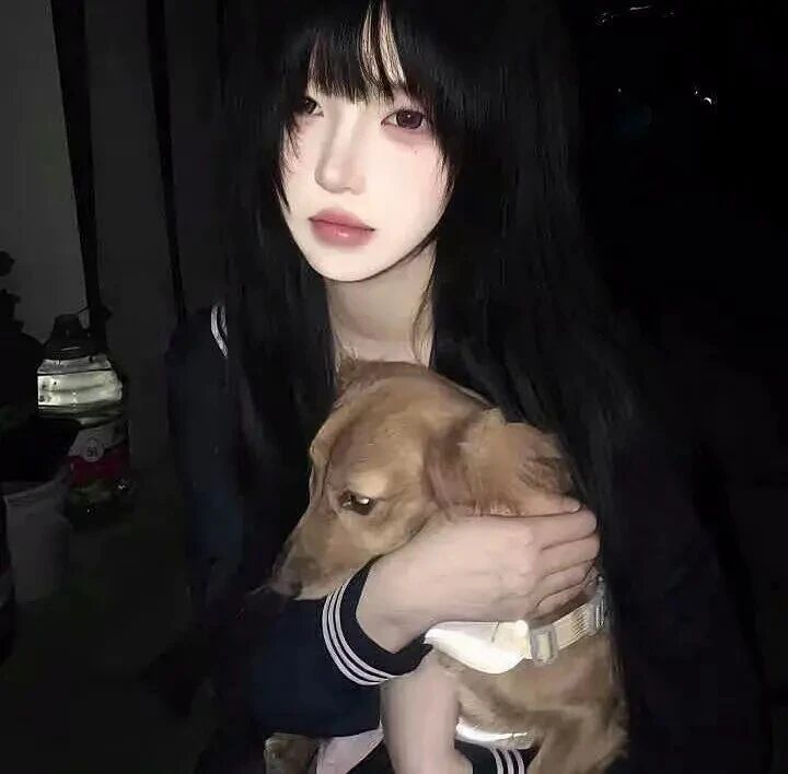 抱着狗狗伤感女生头像