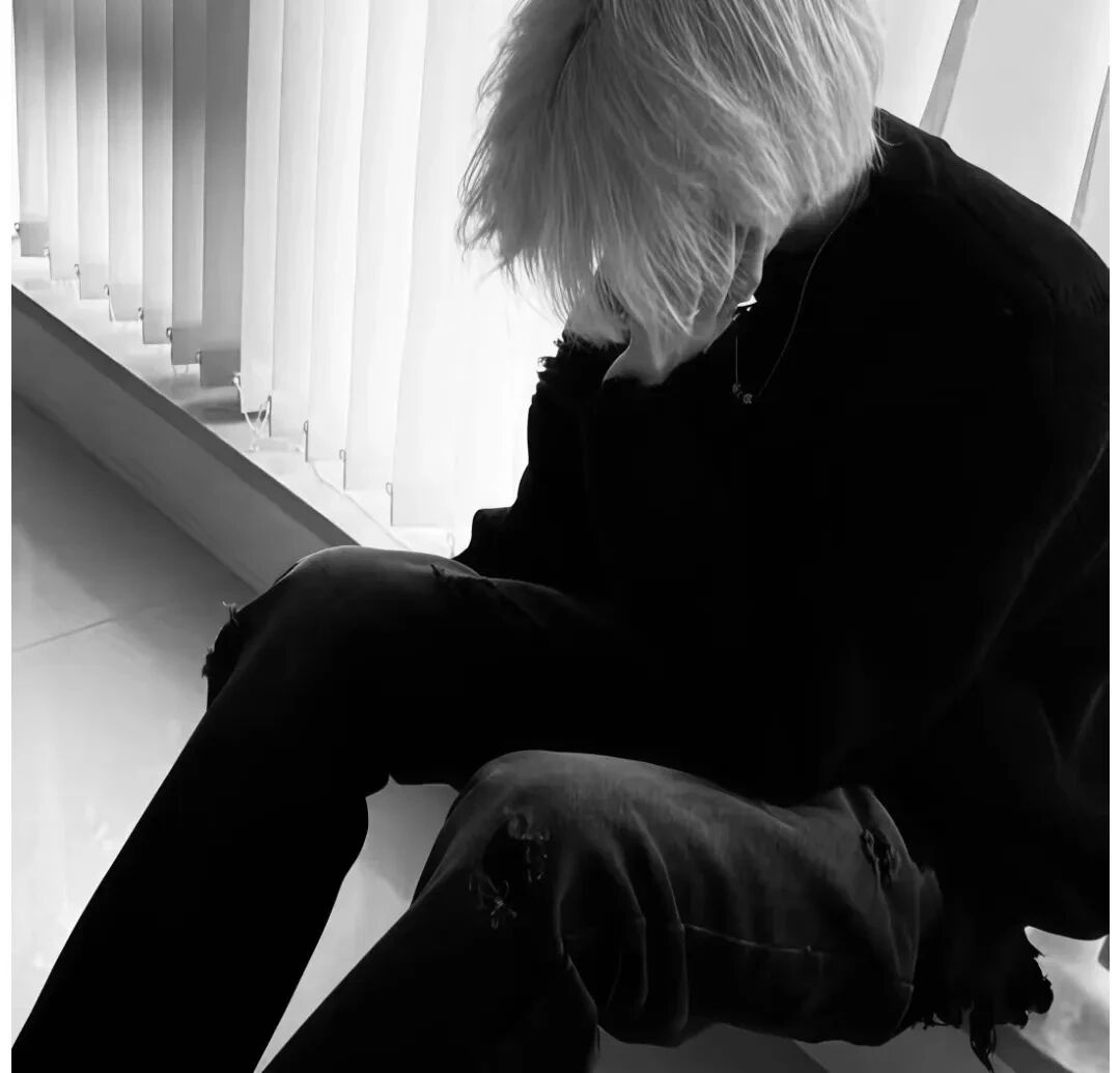 黑白权威不露脸男生头像