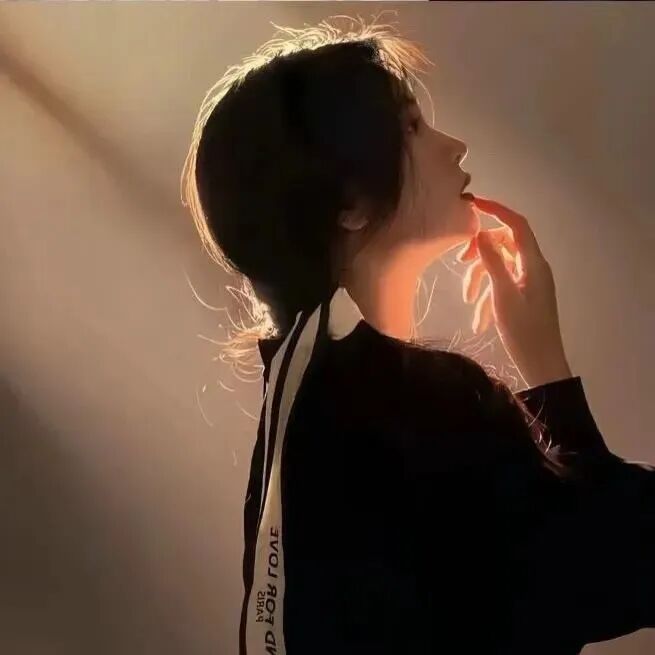 阳光侧脸女生头像