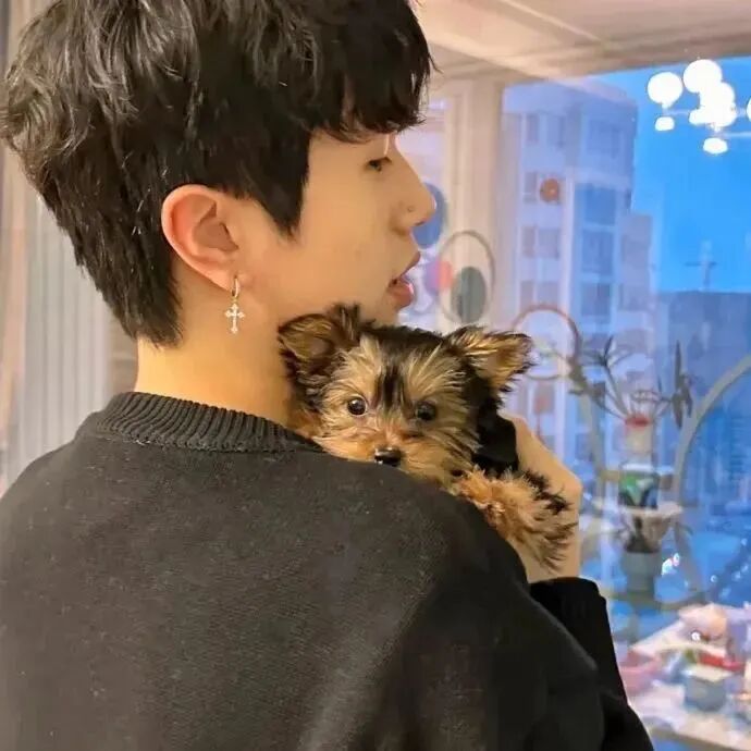 抱着狗狗侧脸男生头像