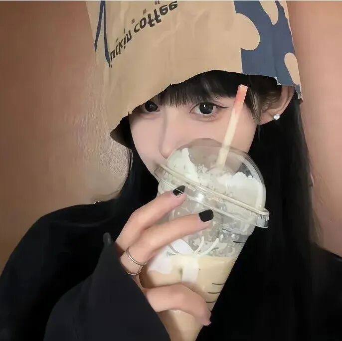 喝饮料甜妹女生头像