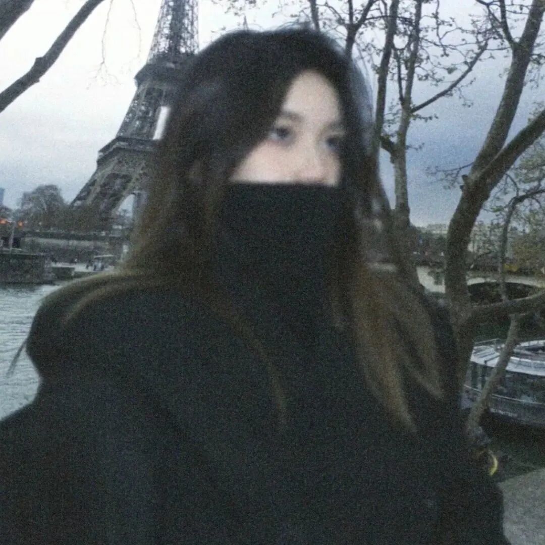 很飒侧脸氛围感女生头像