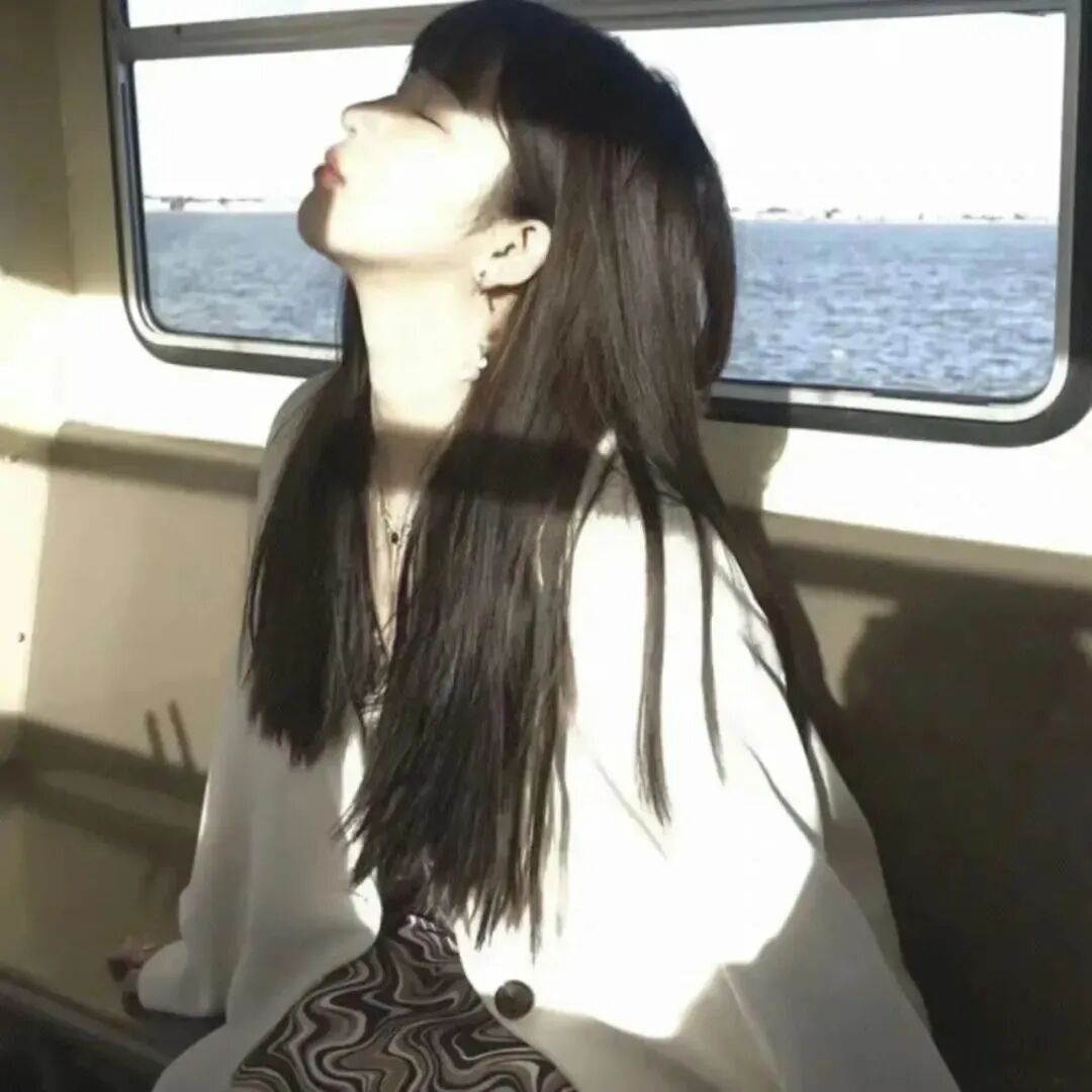 光感侧脸女生头像