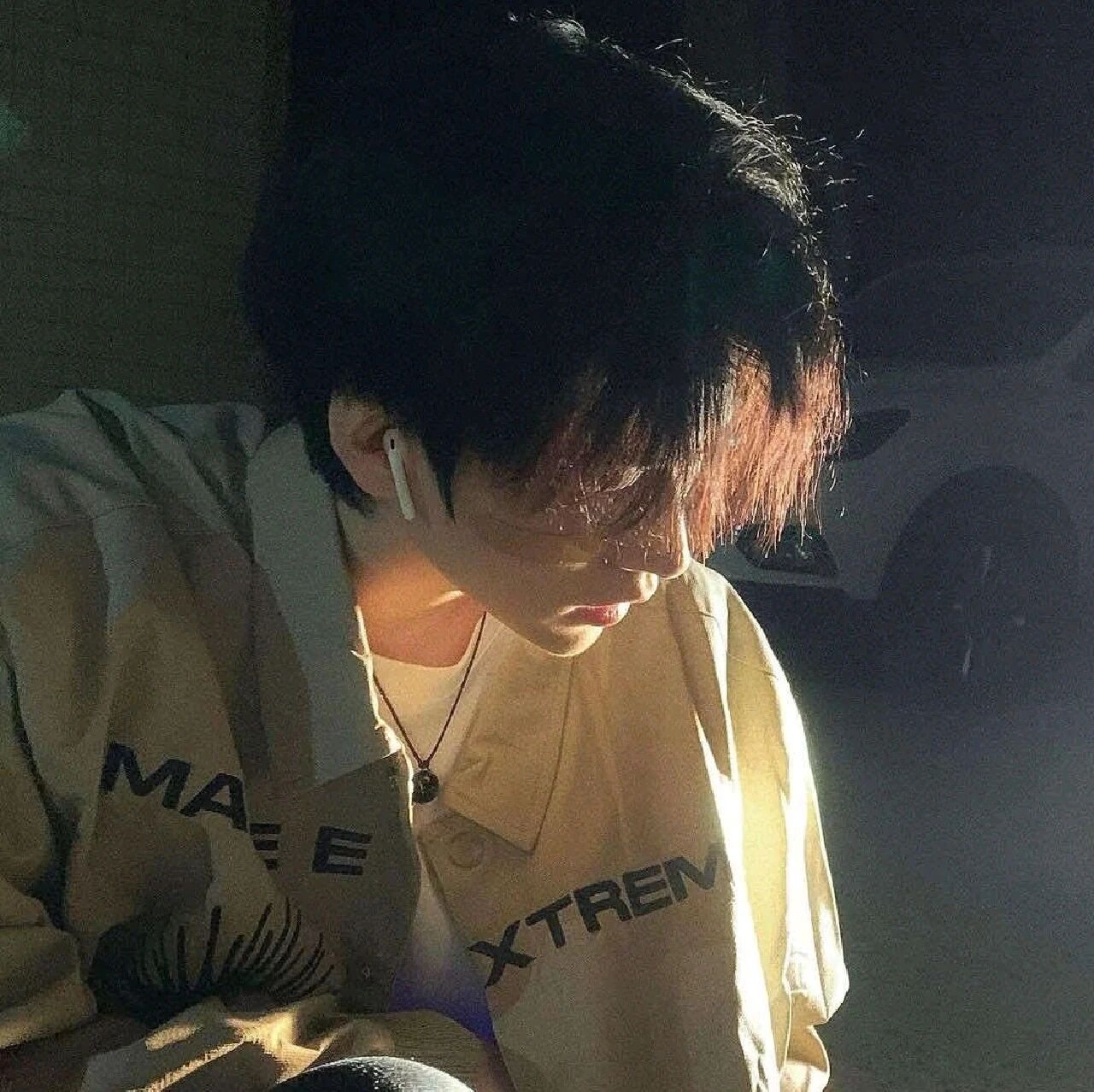 氛围感侧脸男生头像