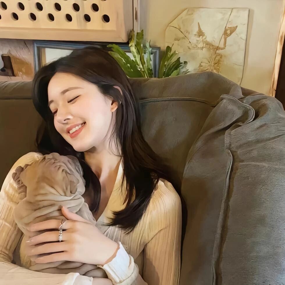 赵露思头像抱着狗狗甜美爱笑女生头像