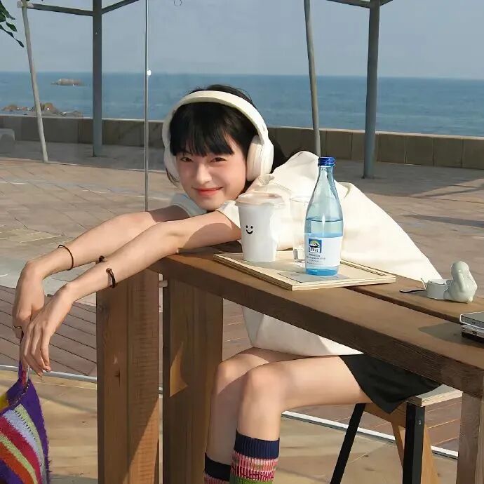 戴耳机甜美女生头像