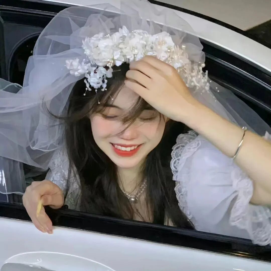 甜美爱笑婚纱女生头像
