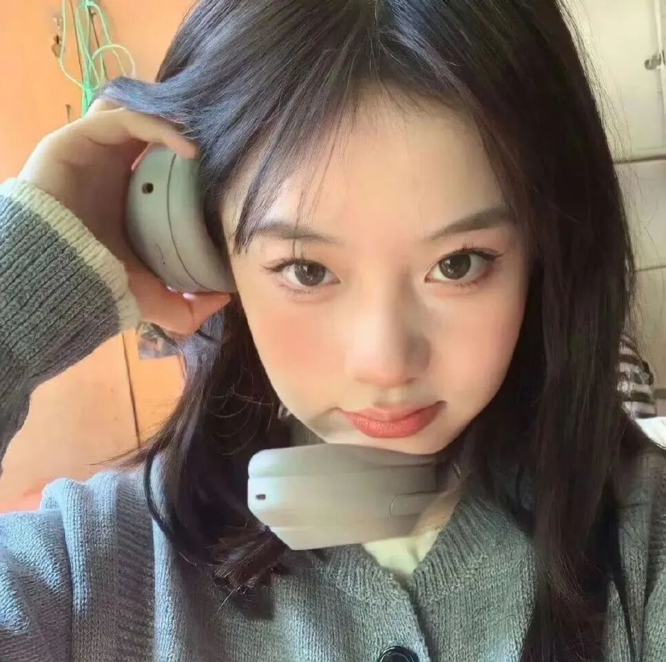 戴耳机女生头像