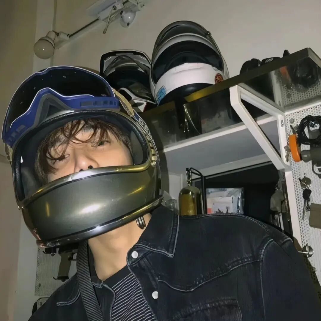 机车头盔帅气男生头像