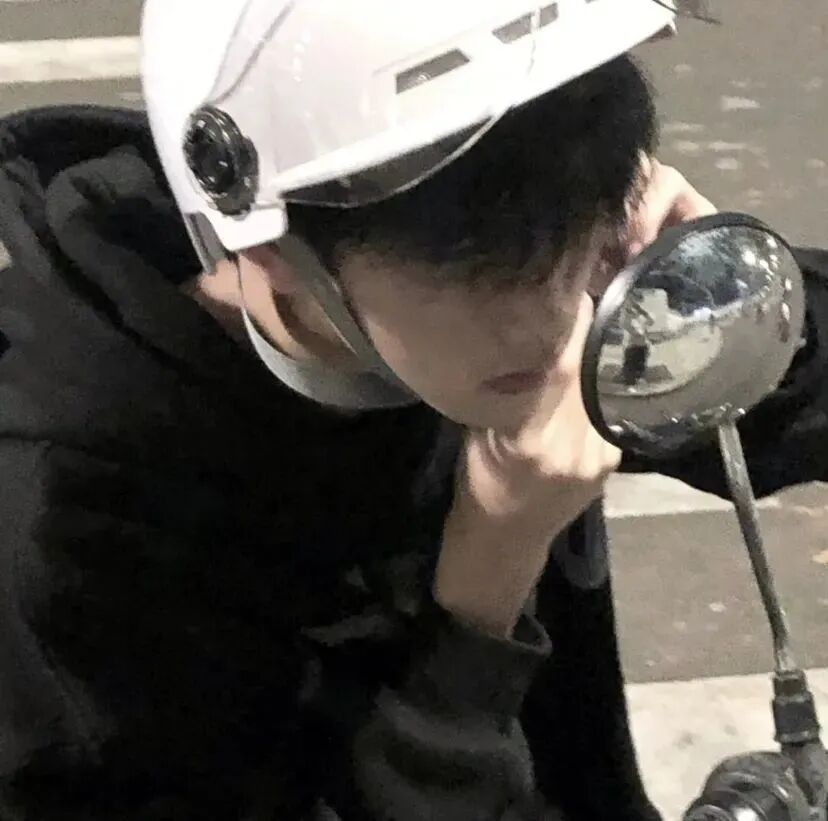 头盔帅气男生头像