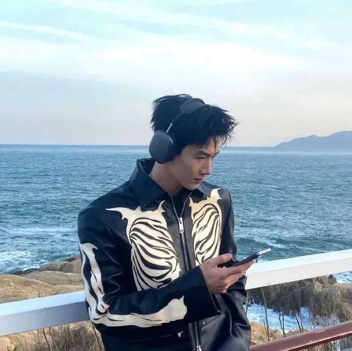 白敬亭头像耳机侧脸男生头像