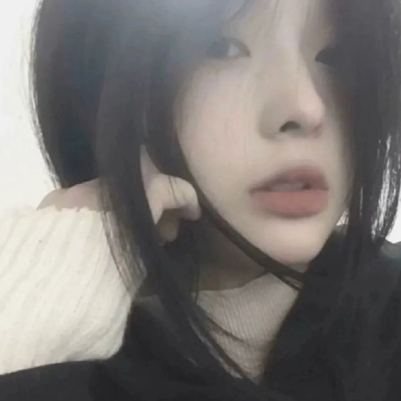 手扶脸甜妹女生头像
