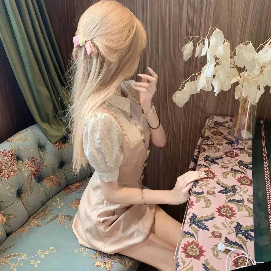 黄发不露脸女生头像