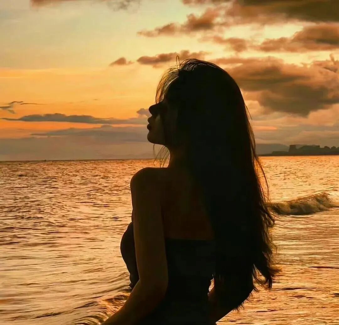 温柔晚霞海边氛围感侧脸女生头像