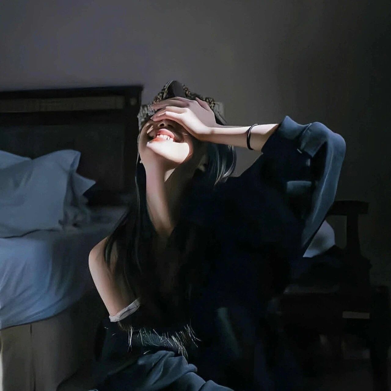 氛围感暗黑系爱笑不露脸女生头像