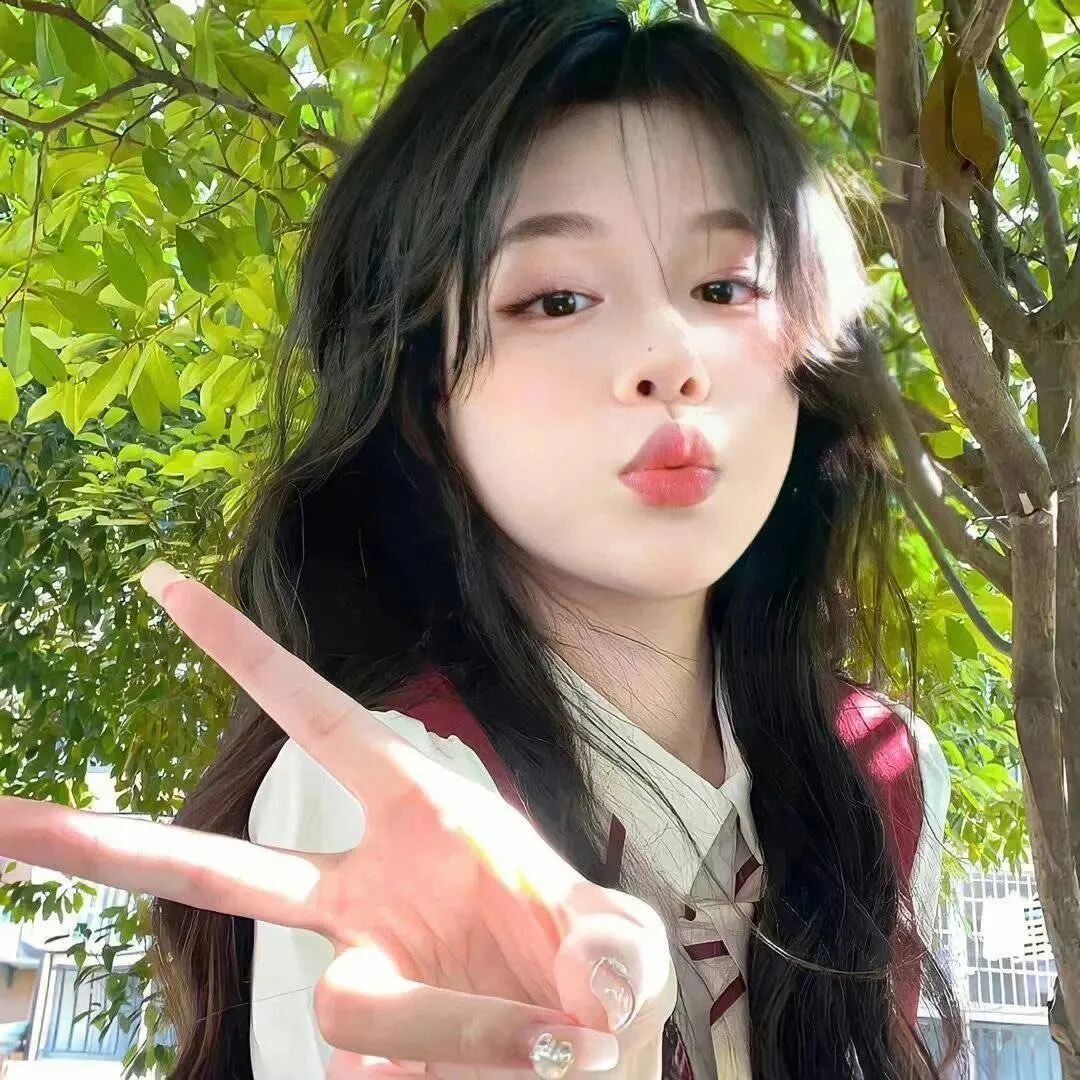 剪刀手嘟嘴小清新女生头像