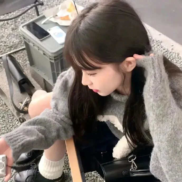 侧脸女生头像