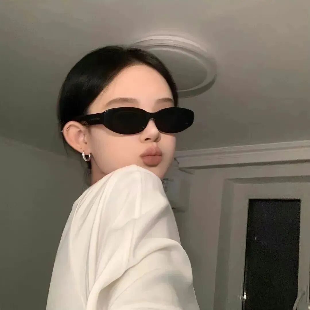 很飒墨镜女生头像