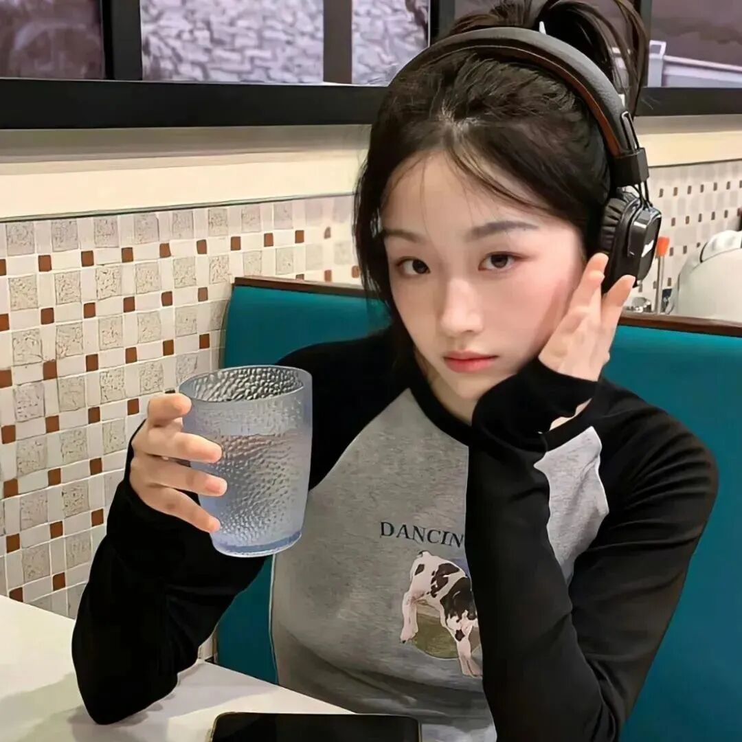戴耳机小众女生头像