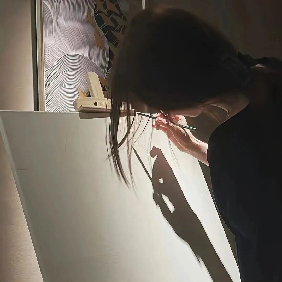 氛围感不露脸画画女生头像