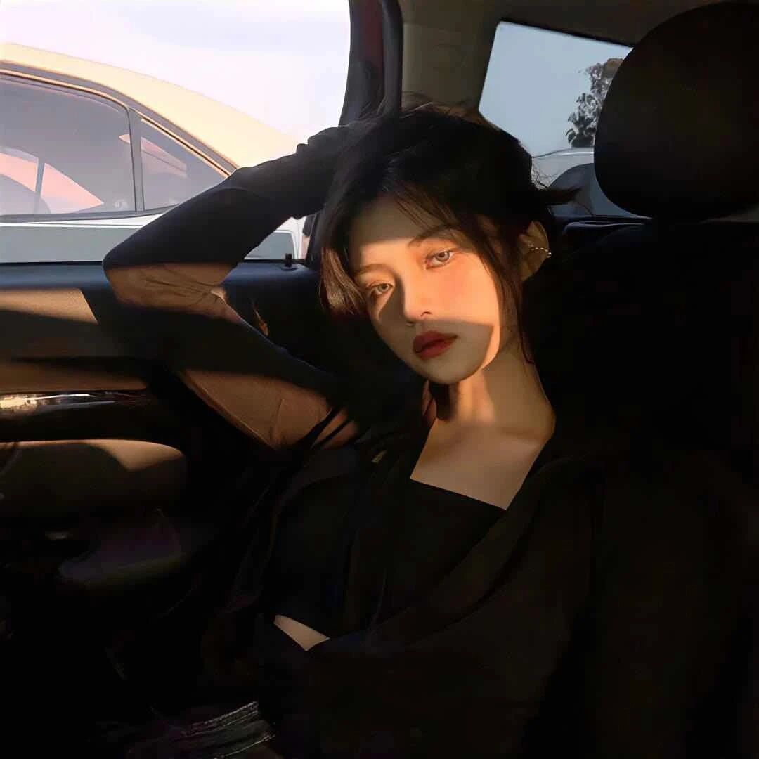 氛围感暗黑系车内女生头像