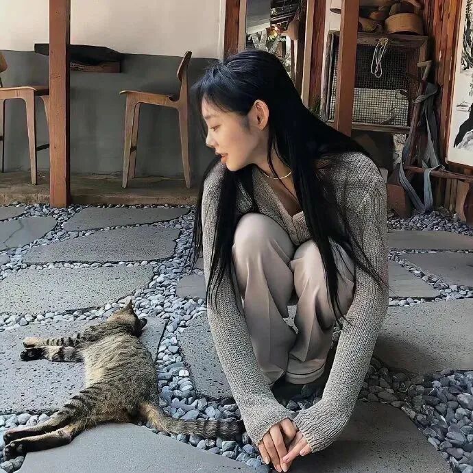 侧脸女生头像