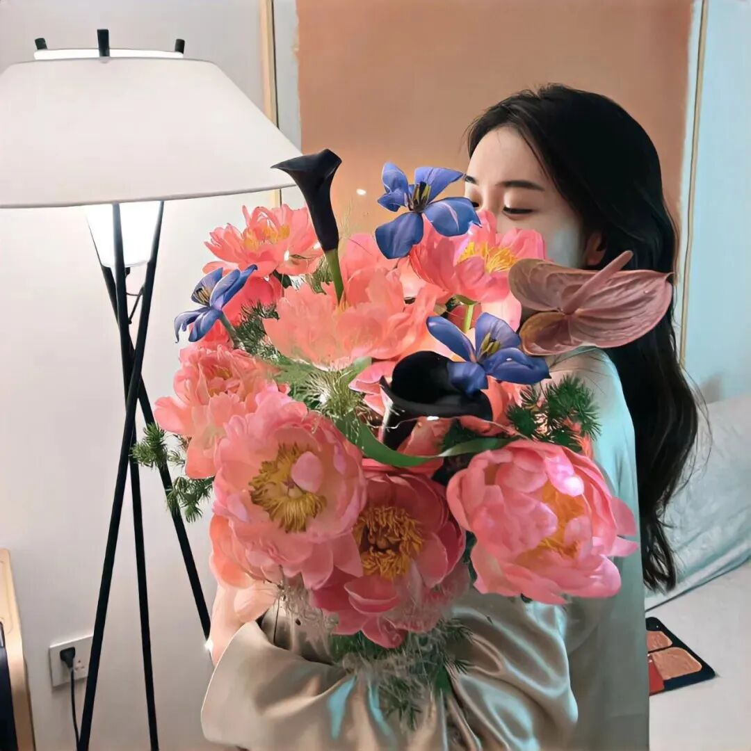 鲜花侧脸女生头像
