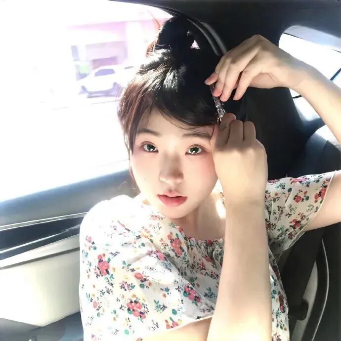 车内光感女生头像