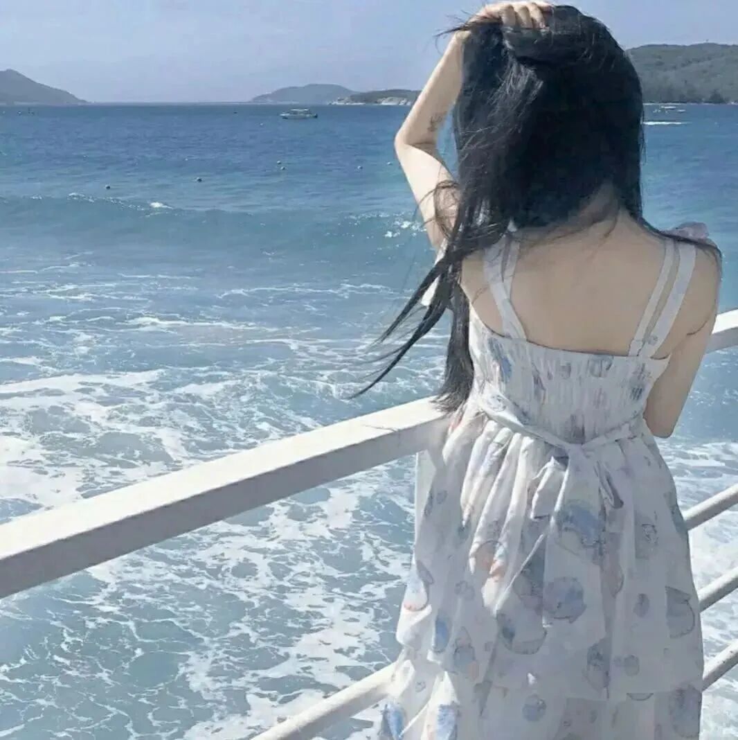 氛围感不露脸海边女生头像