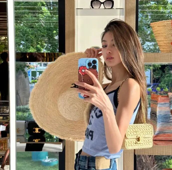 很飒自拍手机侧脸女生头像