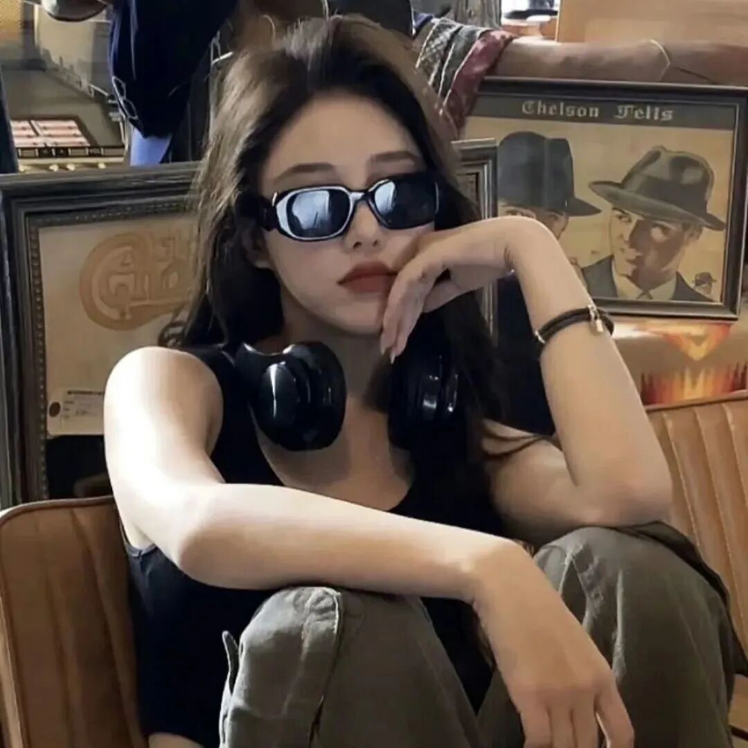 很飒酷酷墨镜女生头像