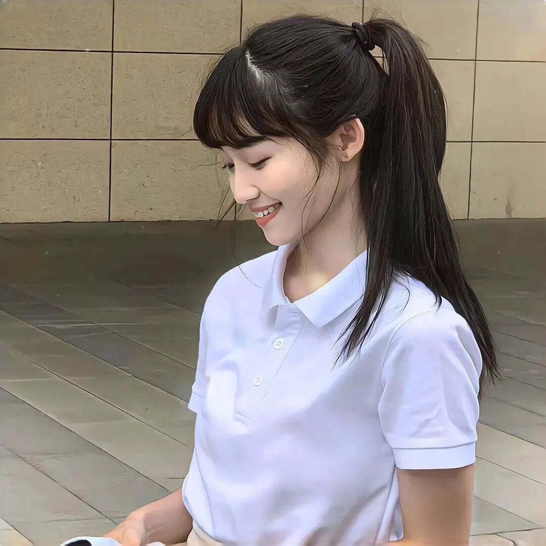 侧脸爱笑甜美女生头像