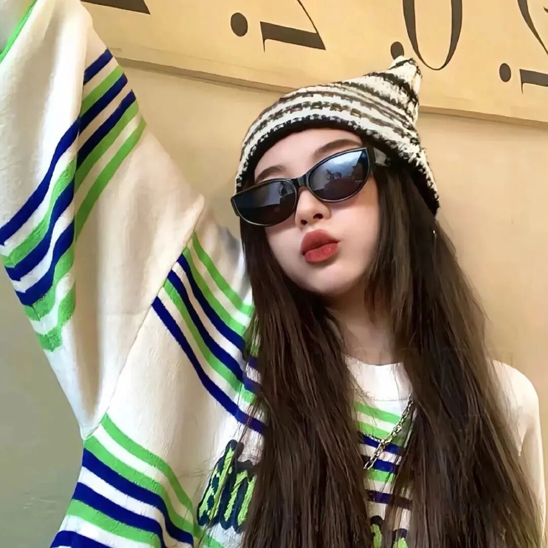 酷酷很飒嘟嘴墨镜女生头像