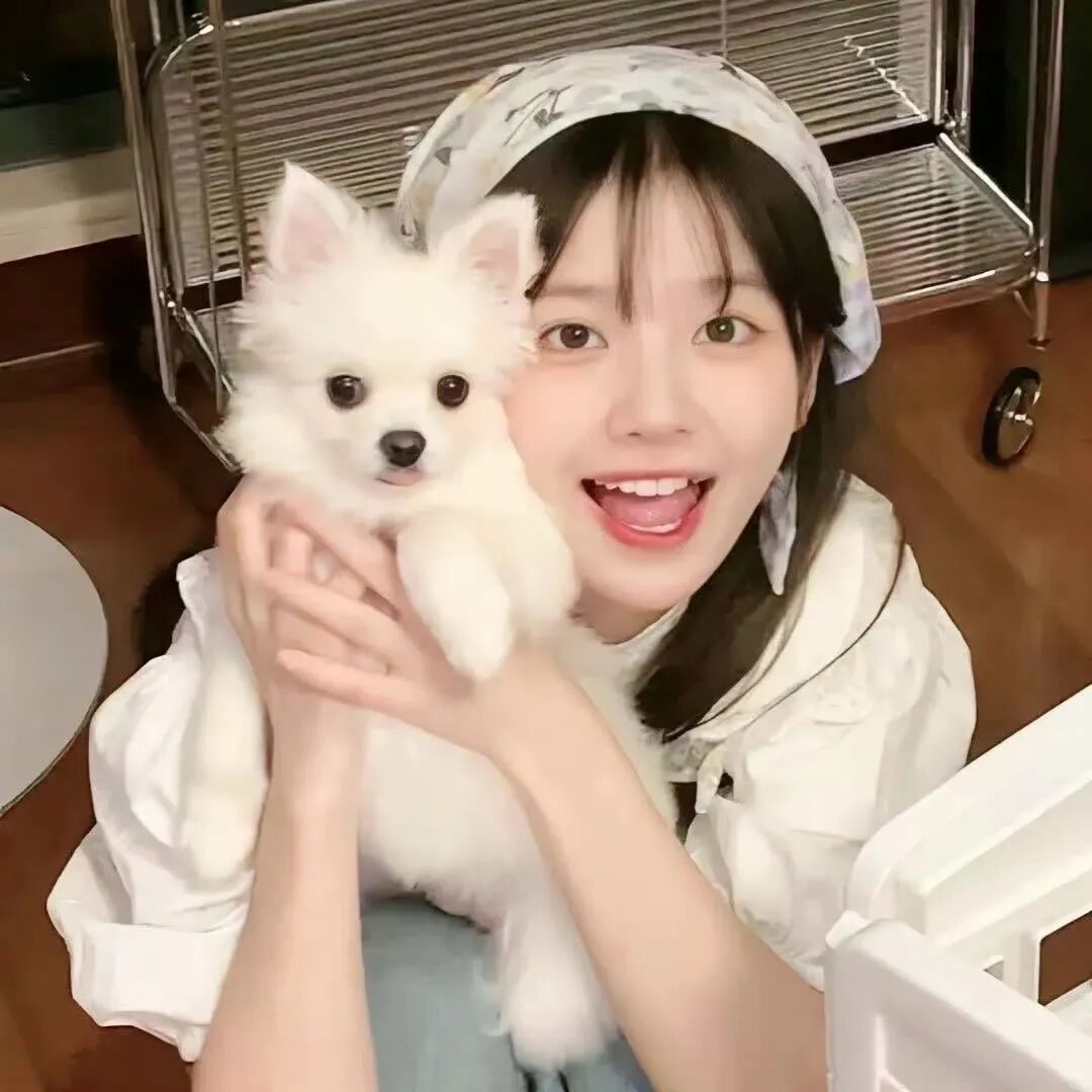 抱着狗狗甜妹女生头像
