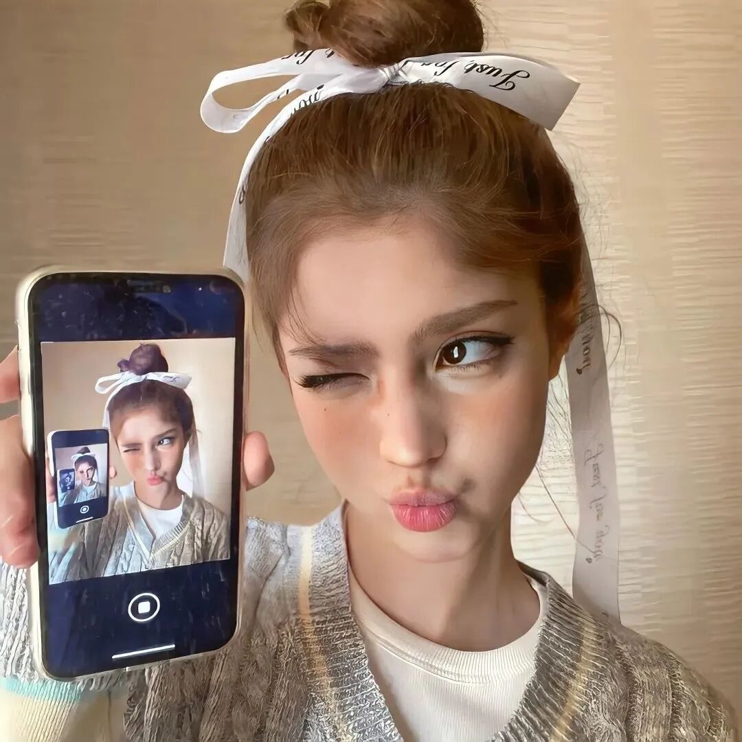自拍手机嘟嘴欧美女生头像