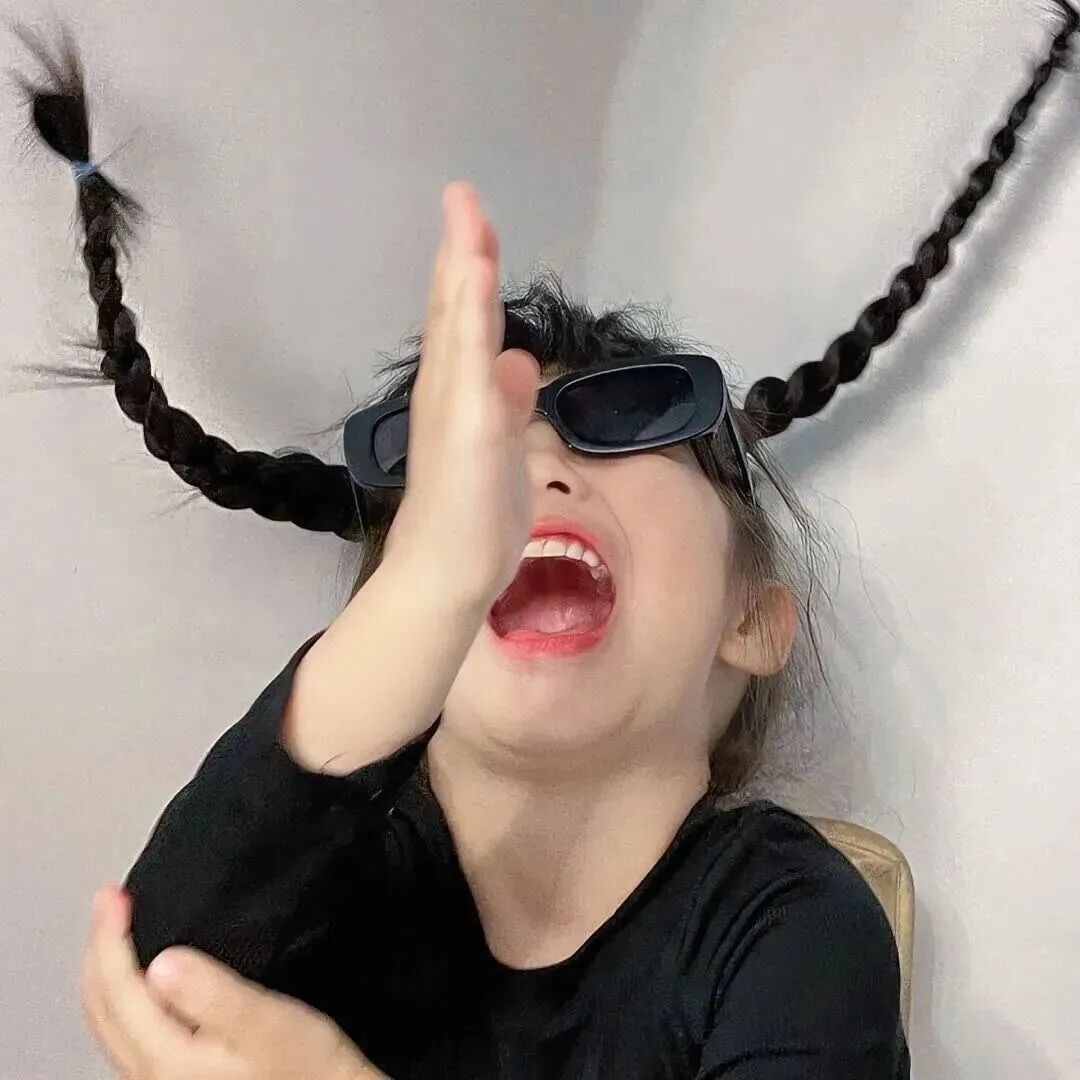 墨镜搞怪小女孩萌娃头像