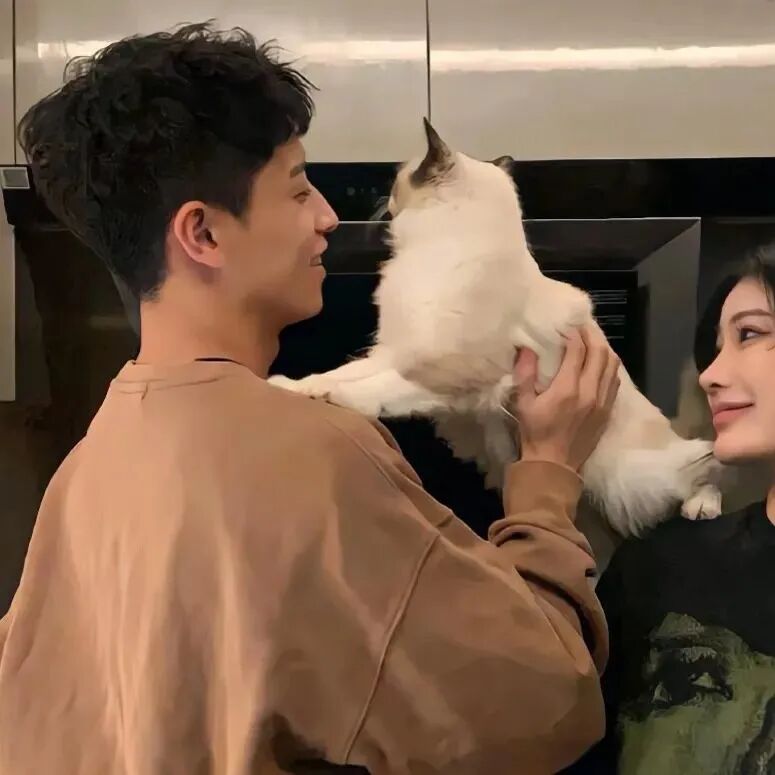 抱着猫咪真人情侣头像