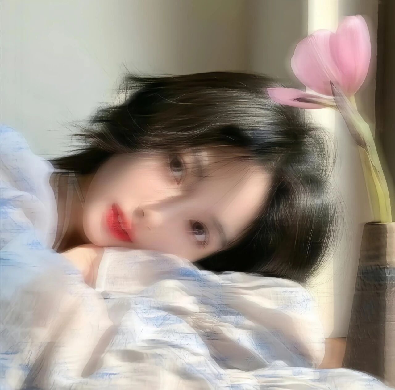 朦胧感趴桌子鲜花女生头像