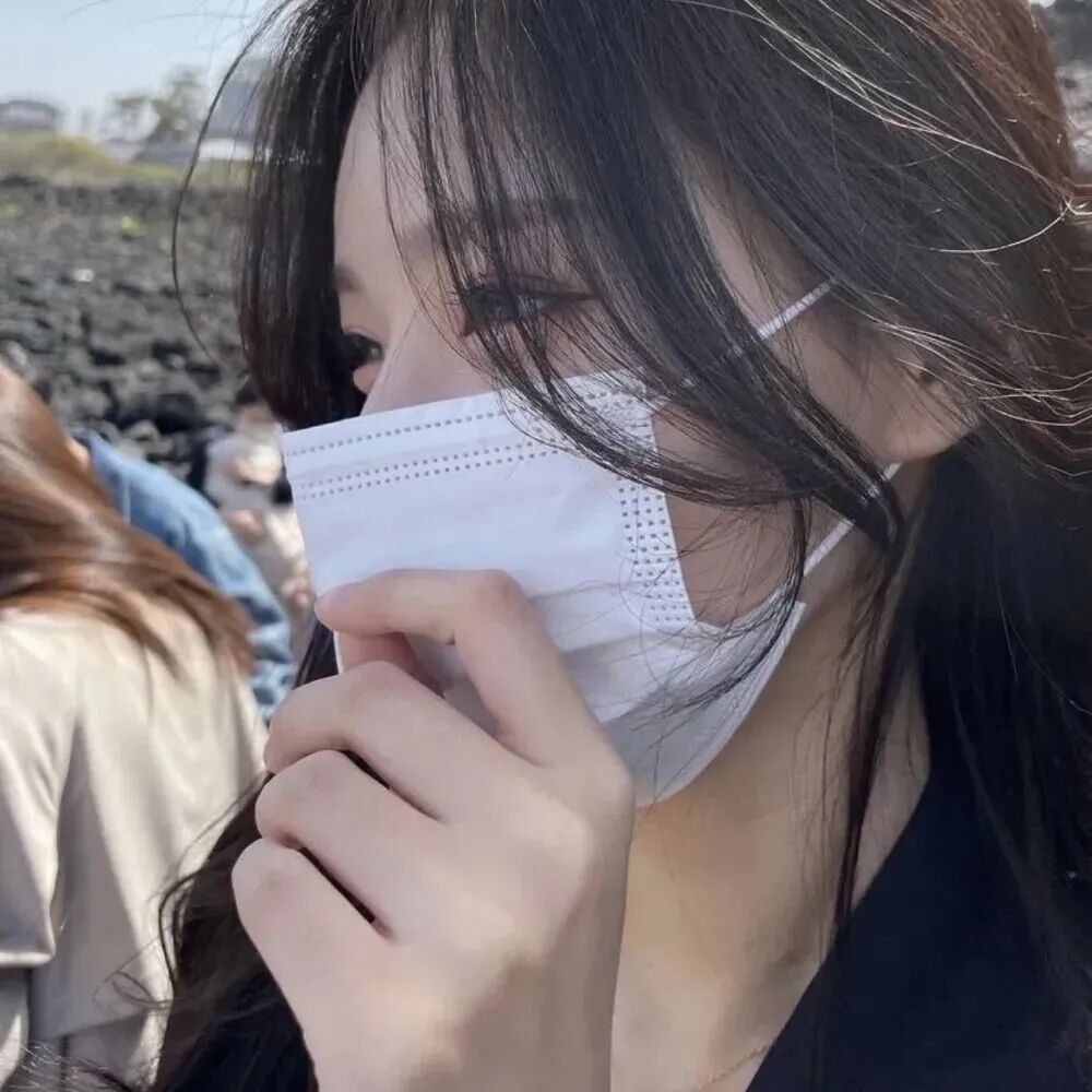 口罩不露脸温柔女生头像
