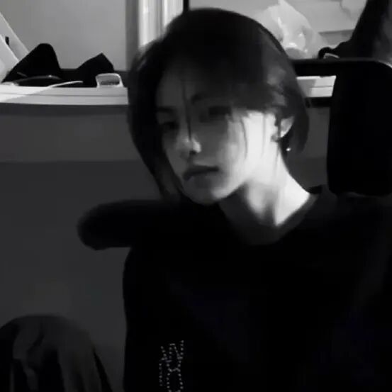小众黑白女生头像