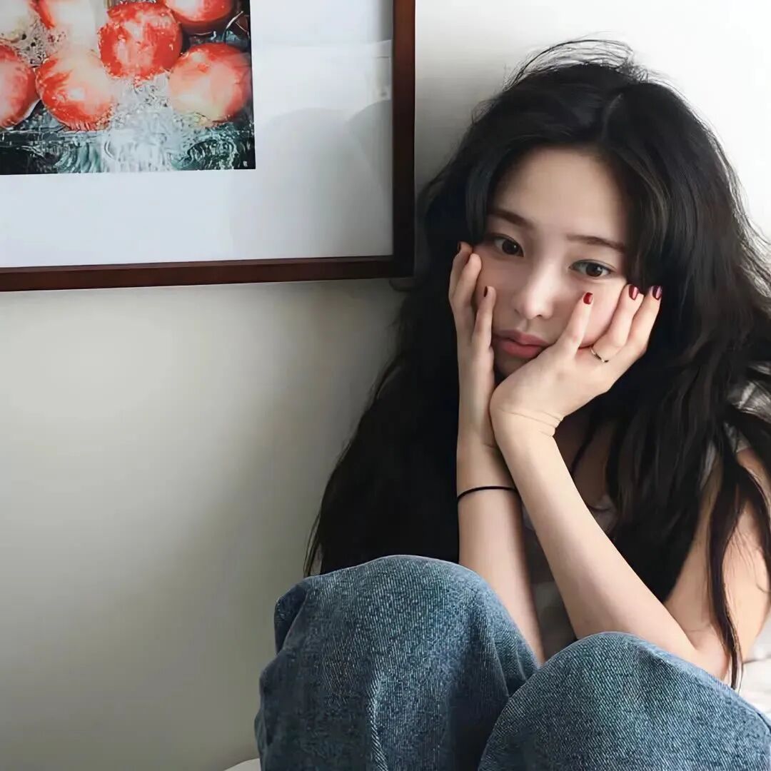 手扶脸小众女生头像
