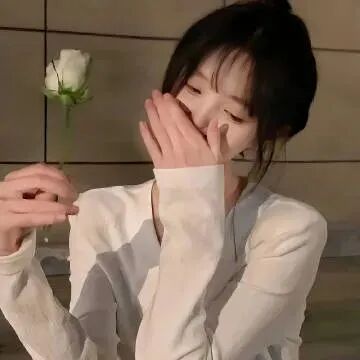 氛围感捂嘴鲜花女生头像