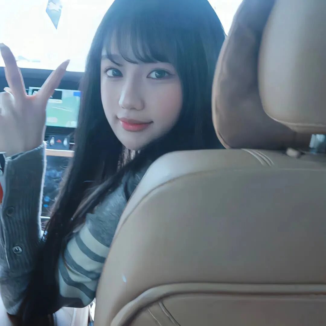 车内剪刀手女生头像
