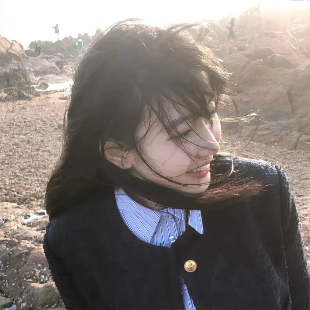 侧脸爱笑温柔女生头像