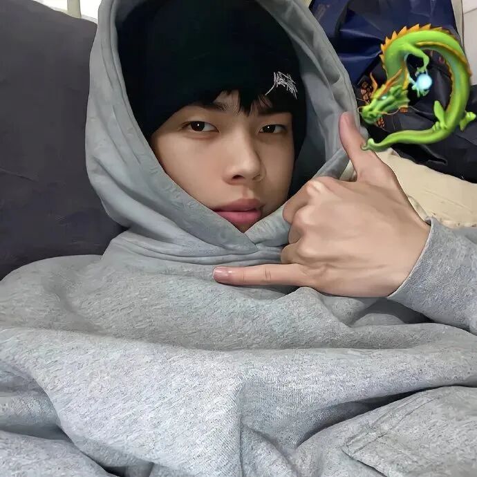 休闲帽小众男生头像